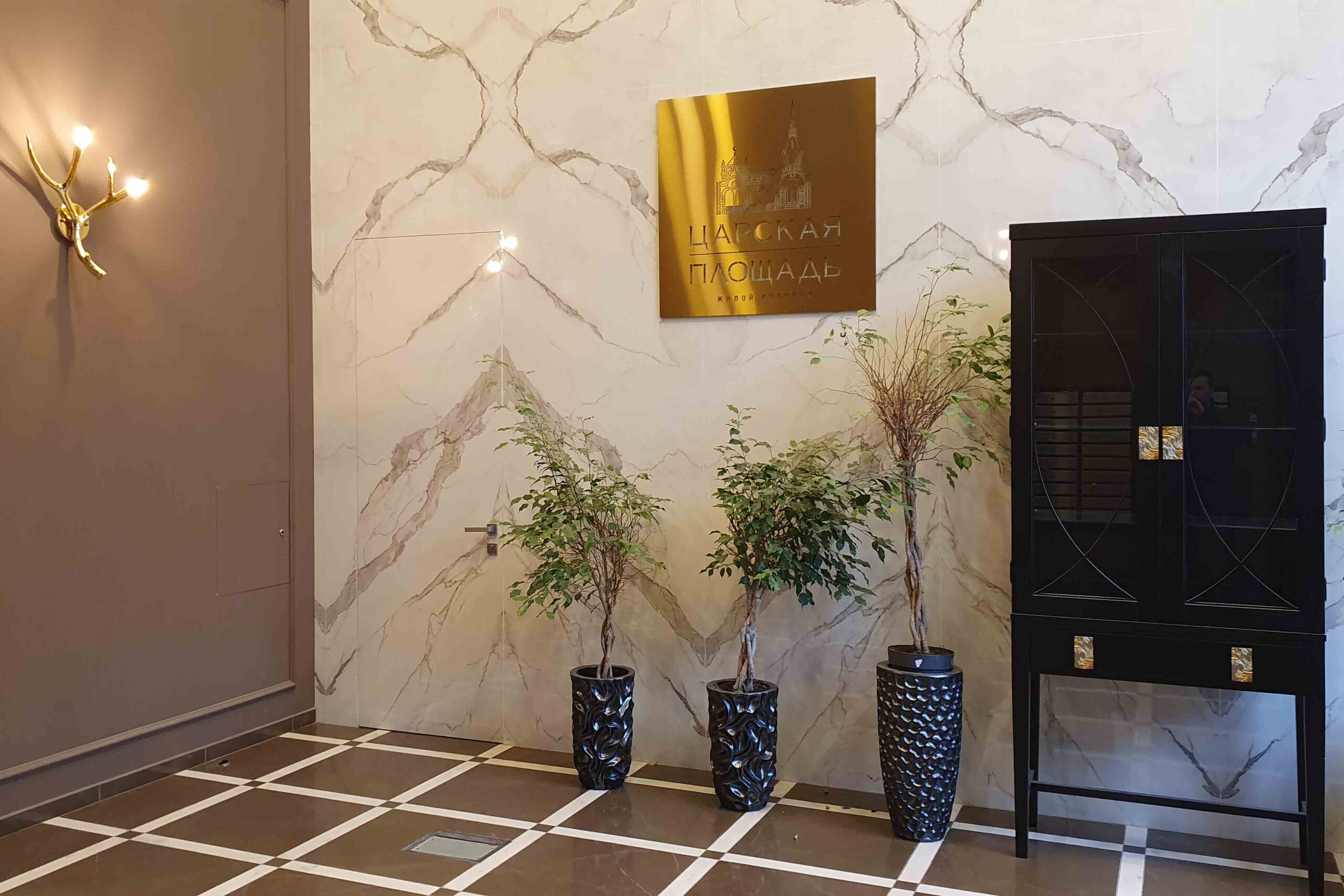 Скрытые двери с облицовкой мрамором