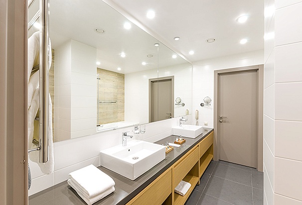 "Двери Модель 1001 установлены в технических помещениях и санузлах номеров."