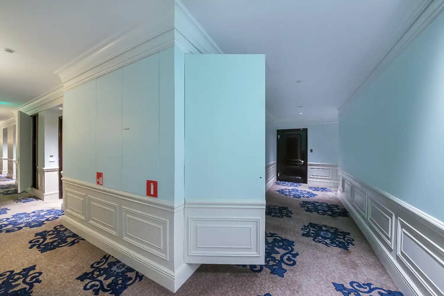 "Задача усложнялась тем, что технические и противопожарные двери должны органично вписываться в классический интерьер отеля."