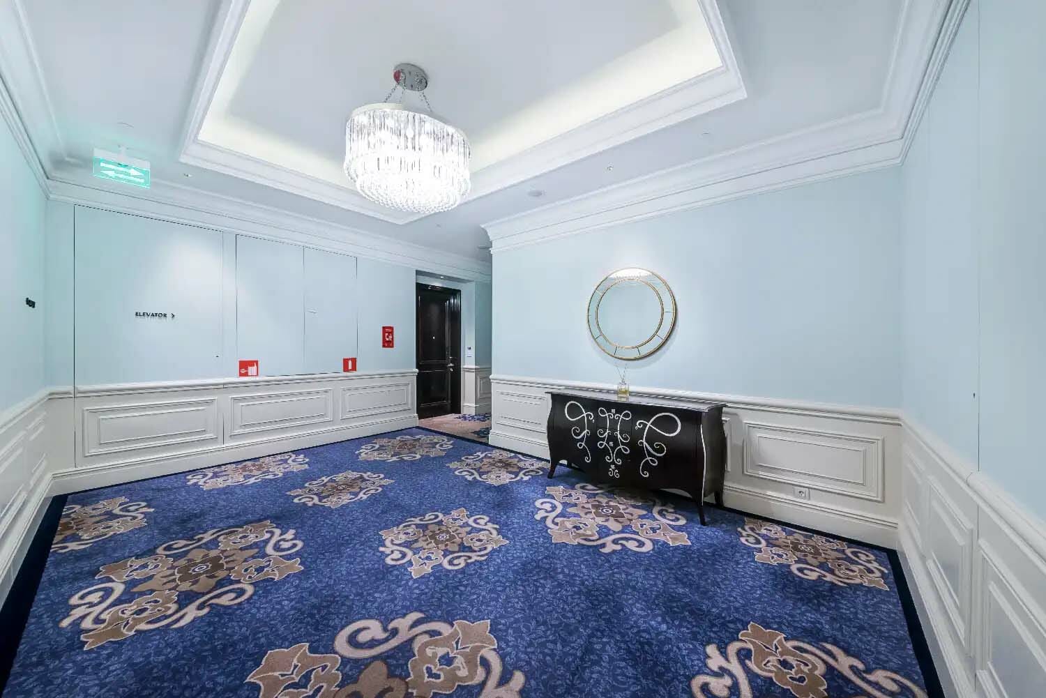 "Отделка скрытых дверей внешними стеновыми панелями усложнила их конструкцию, т.к. открывание полотна требует другой траектории и петель."