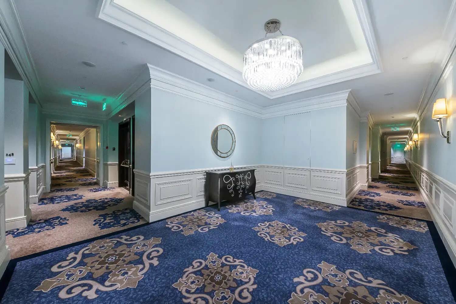 "Скрытые двери не нарушают общий вид и остаются не замеченными постояльцами отеля."